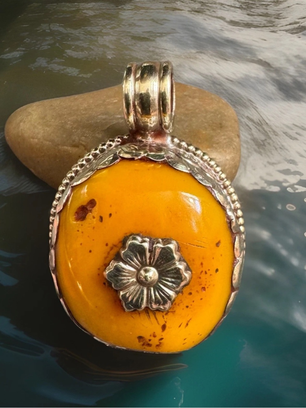 Vintage Hand Carved Traditional Tibetan Amber Bakelite Pendant Set In Silver 14g